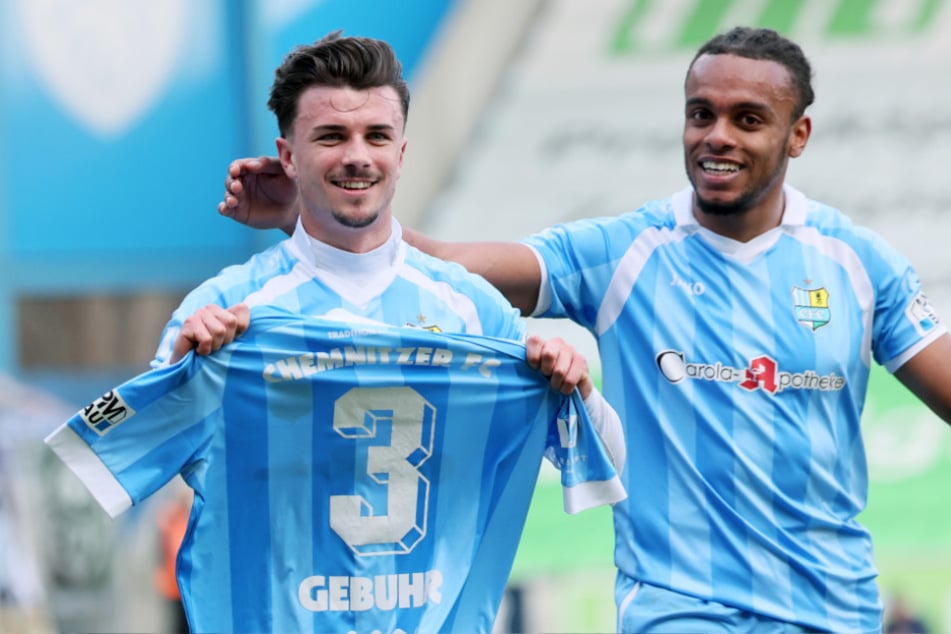 Nach dem 4:1 hielt Torschütze Leon Damer (26, l.) das Trikot vom verletzten Dario Gebuhr (22) in die Höhe.