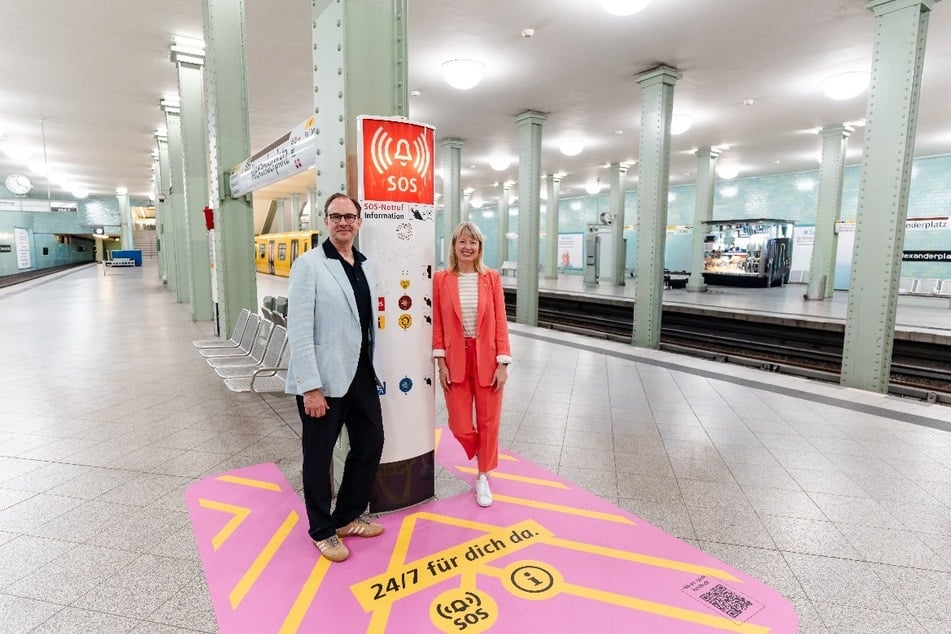 BVG-Vorstandsvorsitzender Henrik Falk (56) und BVG-Vorständin für Betrieb und Personal, Jenny Zeller-Grothe, gaben am U-Bahnhof Alexanderplatz den Startschuss für die erste "Pink*Zone".