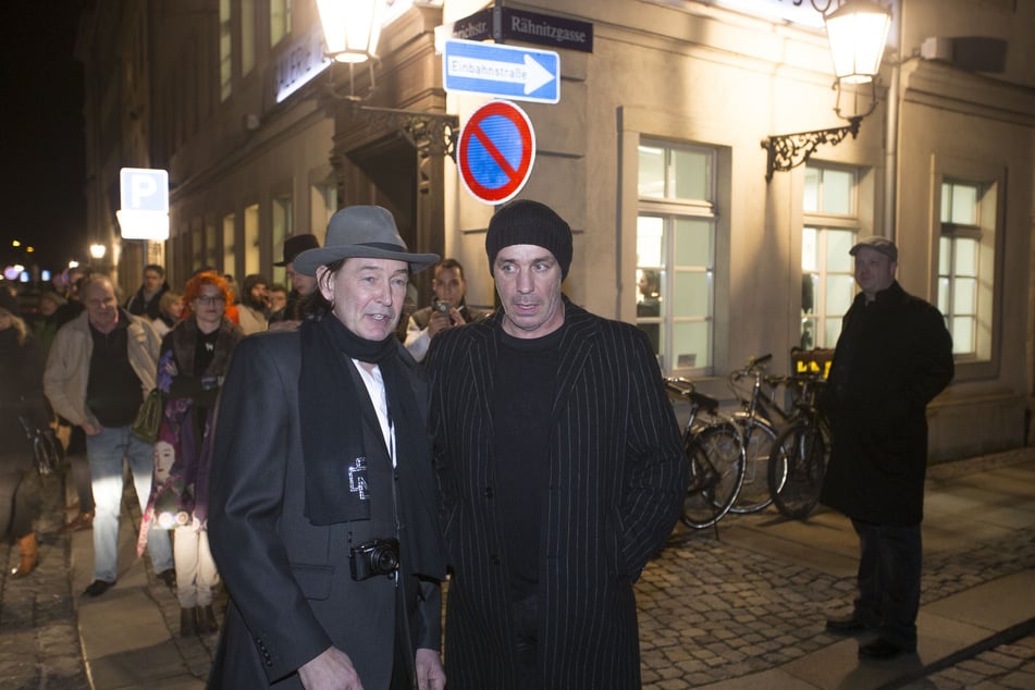 Galerist Holger John (l.) mit Rammstein-Sänger Till Lindemann zur Eröffnung der Ausstellung "In stillen Nächten" 2013.