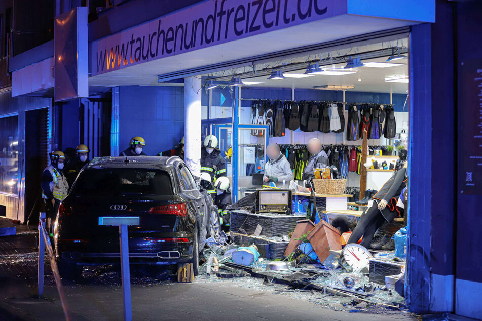 Der Audi Q5 zerstörte bei dem Unfall in Wuppertal die gesamte Frontscheibe des Geschäfts.