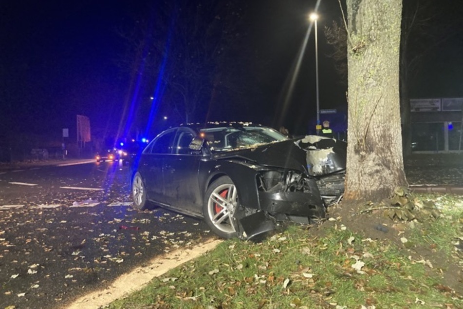 Die Fahrerin (25) hatte die Kontrolle über den Wagen verloren, er krachte in einen Baum.