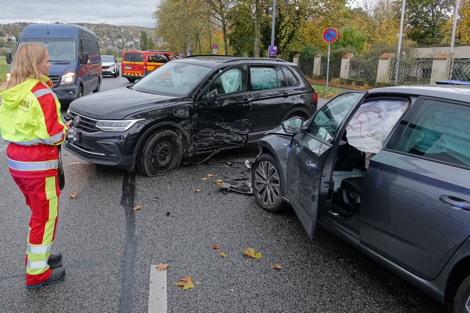 Spuren des Zusammenstoßes sind am Škoda und VW erkennbar.