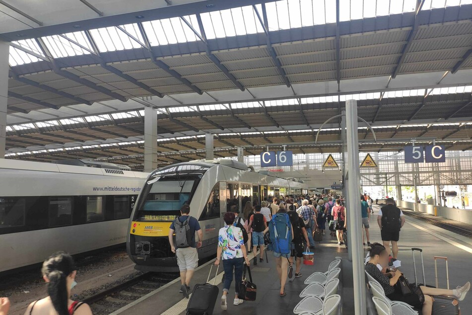 In diesen Mini-Zug mussten sich am Freitagvormittag Dutzende Fahrgäste quetschen. Normalerweise werden auf der Strecke zwischen Chemnitz und Leipzig deutlich längere Züge eingesetzt.