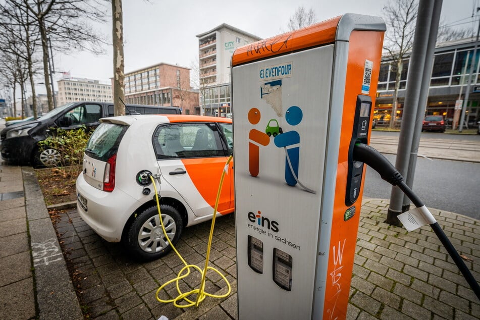 Ein Elektrofahrzeug lädt an der E-Ladesäule von eins energie auf der Straße der Nationen in Chemnitz.