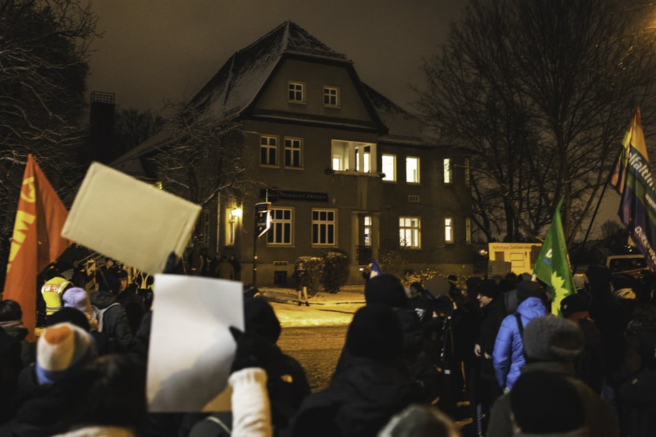 Rund 250 Menschen demonstrierten am Abend gegen die Veranstaltung der AfD.