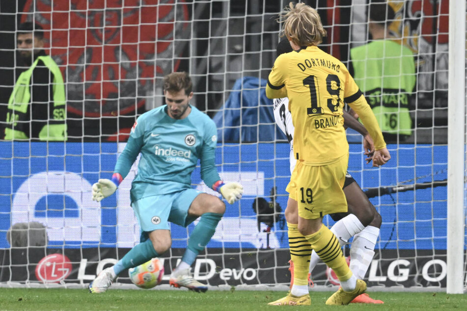 Durch die Beine von Kevin Trapp (l.): Julian Brandt trifft zum 1:0 für Borussia Dortmund.
