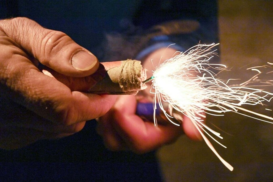 Im unterfränkischen Stadtlauringen beschoss ein 52-jähriger Mann feiernde Hochzeitsgäste mit Böllern und Raketen. (Symbolbild)