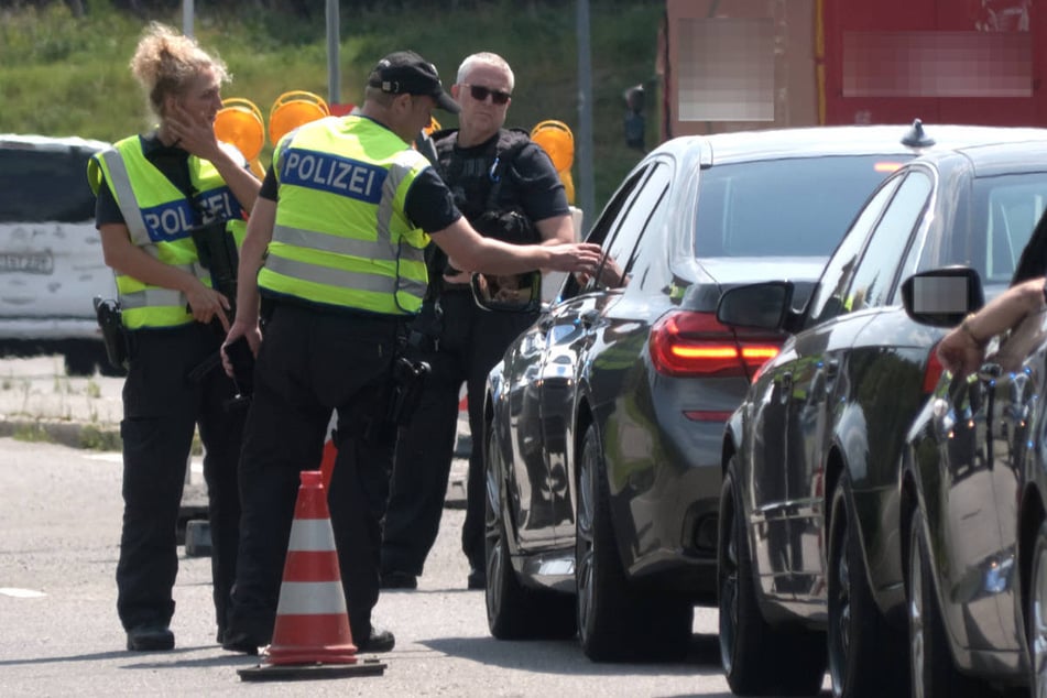 An den Grenzen werden auf der Suche nach dem Tatverdächtigen verstärkt Kontrollen durchgeführt.