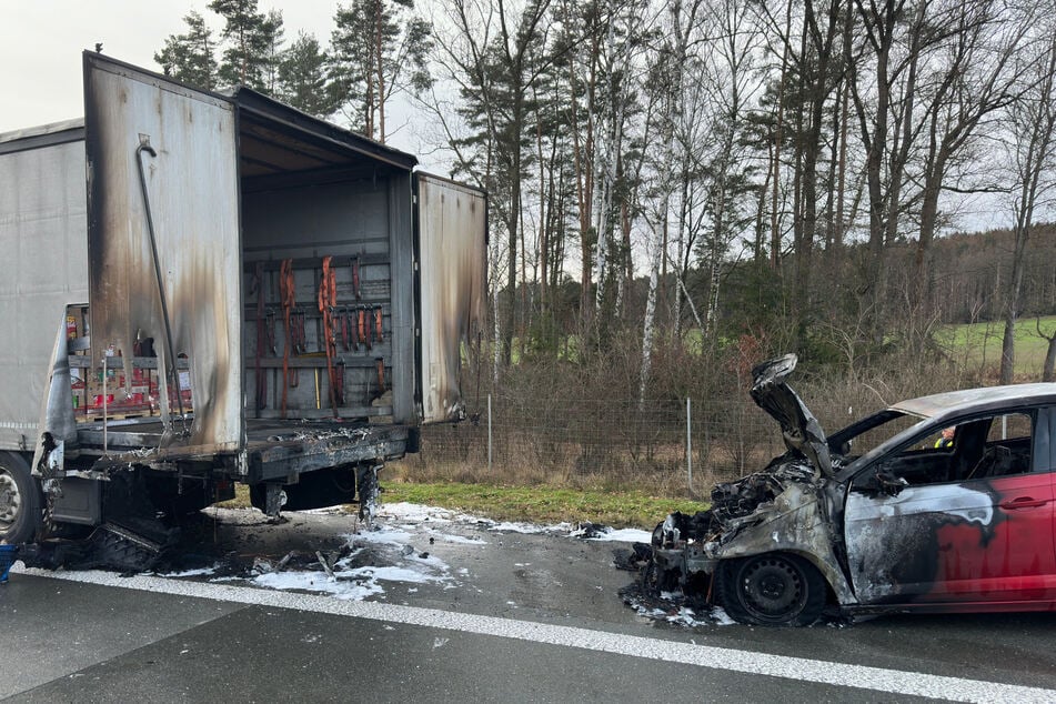Unfall A9: Feuer auf Autobahn: Auto knallt mit Sattelzug zusammen