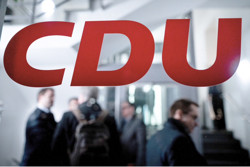 Das Logo der CDU steht an einer gläsernen Eingangstür. Die Partei lud ihre Kreischefs nach der Wahlschlappe in Baden-Württemberg kurzfristig zu einer Konferenz ein.