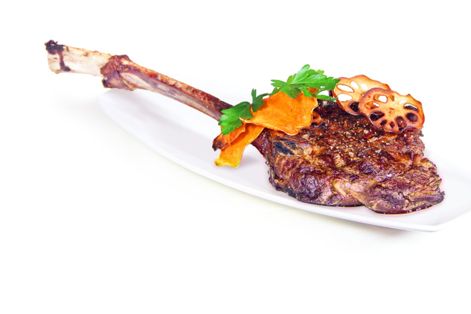 Ein Tomahawk Steak sorgt für ein unvergleichliches Geschmackserlebnis auf dem Teller.