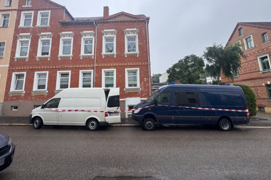 Der Tatort in der Erich-Mühsam-Straße wurde Ende Juli 2025 von Beamten abgesperrt.