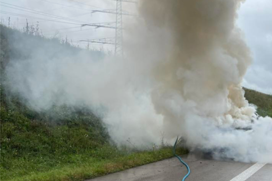 Leipzig: Schreckmoment auf der A14: VW Phaeton brennt, Autobahn muss gesperrt werden