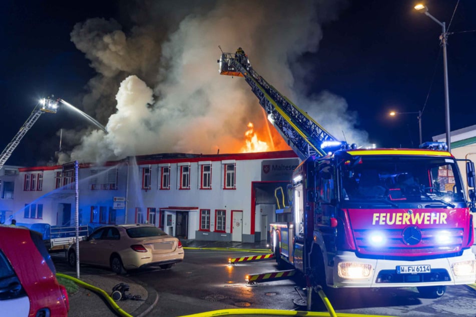 Die Feuerwehr kämpft seit mehreren Stunden unermüdlich gegen die Flammen.