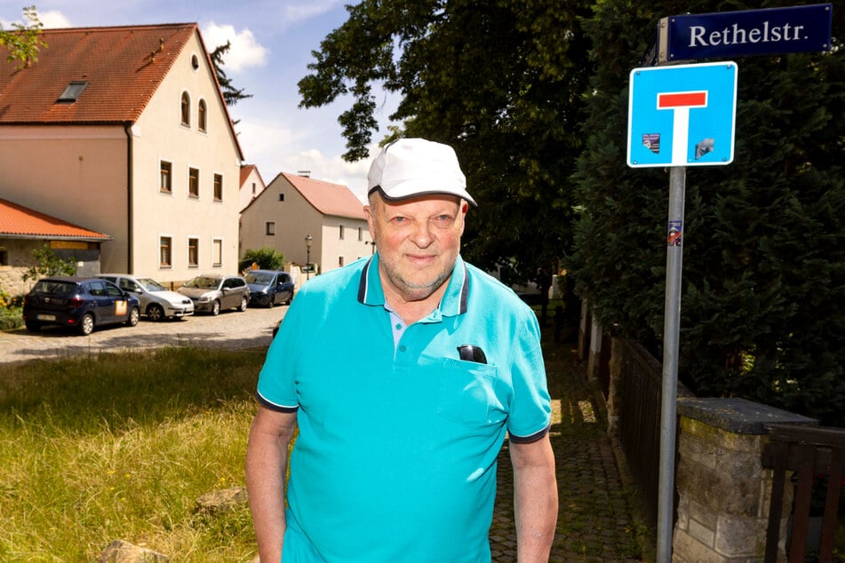 Anwohner Gert Horschig (72) vor dem Sackgassen-Schild, das hier am Fußweg seit Jahren völlig falsch hängt.