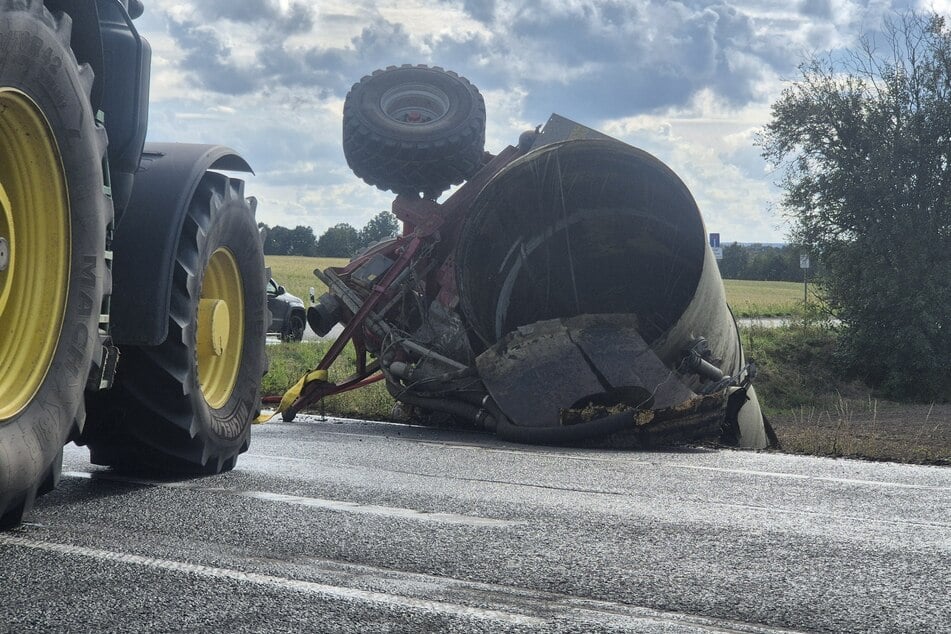 Der Anhänger des Traktors kippte um, der Traktor selbst blieb zum Glück stehen.