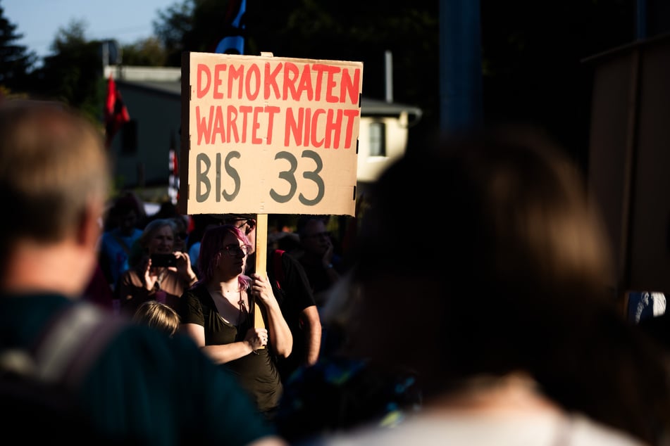 Menschen gingen am heutigen Sonntag bei der Landtagswahl Brandenburg gegen die AfD in Potsdam auf die Straße.