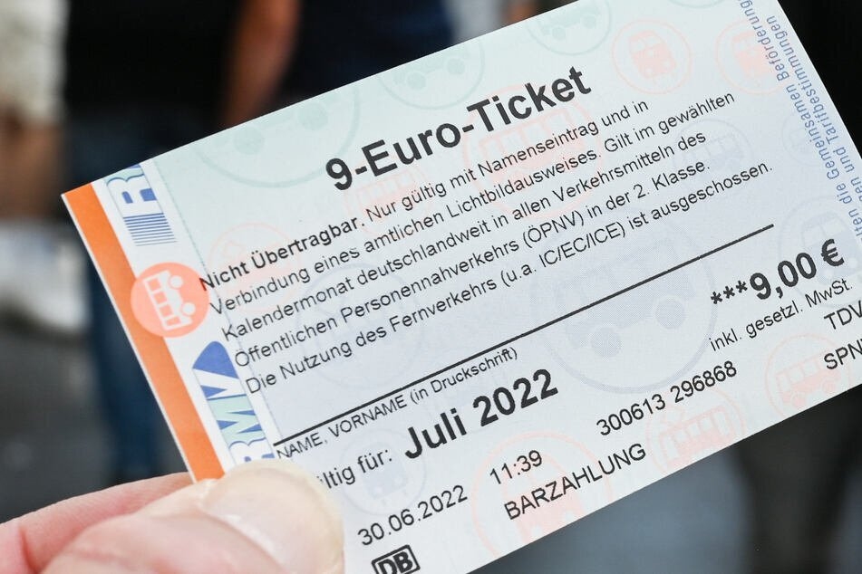 Das 9-Euro-Ticket war ein großer Erfolg. Die Regierung sucht nun nach einem Nachfolger-Modell - doch das wird wohl deutlich teurer.
