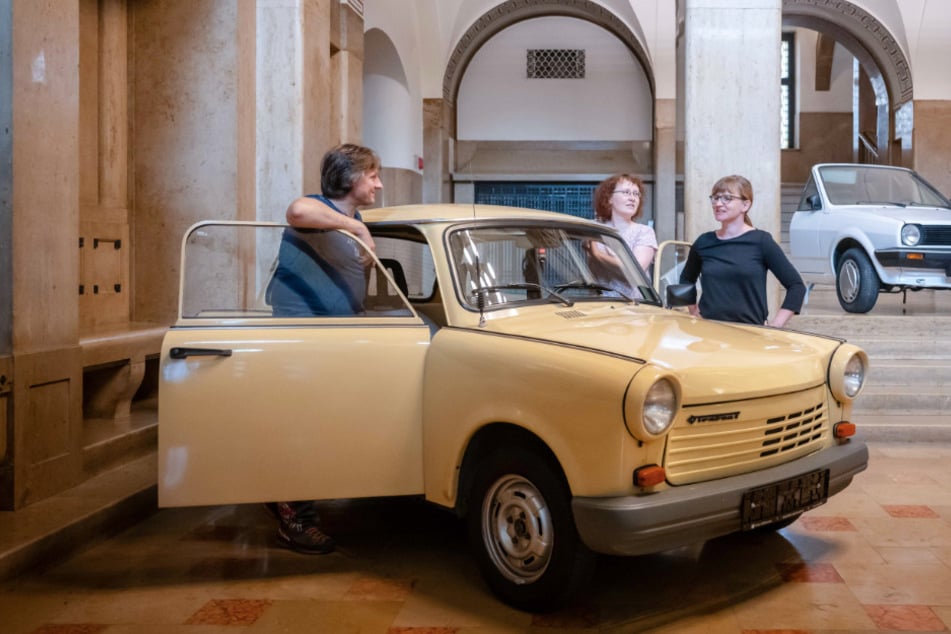 Bei dem ockerfarbenen Fahrzeug handelt es sich um einen der letzten gebauten Trabant 1.1 mit Viertaktmotor.