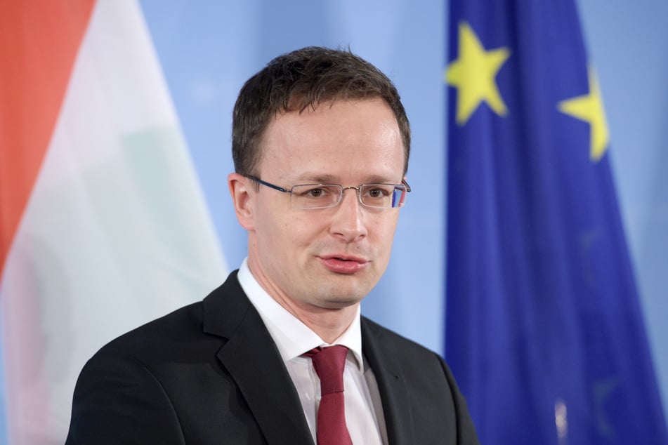 Ungarns Außenminister Peter Szijjarto (46) verspricht Putin Straffreiheit beim möglichen Gipfel in Budapest.