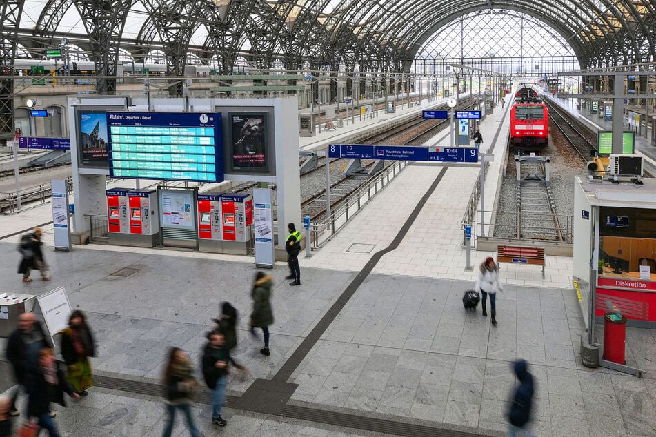 Dresden: Angriff im Dresdner Hauptbahnhof: 17-Jährige kauert weinend am Boden