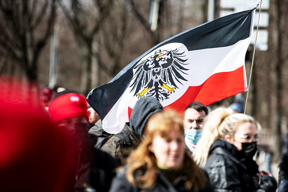Die Flagge aus dem Kaiserreich wird von Rechtsextremisten und Reichsbürgern auch heute noch verwendet (Symbolbild).