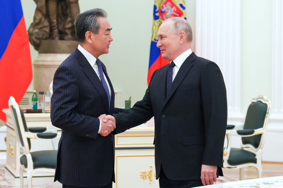 Bei einem Treffen mit dem leitenden chinesischen Außenpolitiker Wang Yi (l.) in Moskau hat Russlands Präsident Wladimir Putin die engen Beziehungen beider Länder zueinander gelobt.