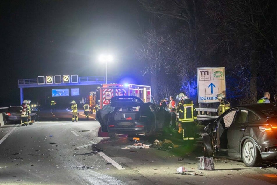 Für die Unfallaufnahme und anschließenden Aufräumarbeiten musste die A57 in Richtung Krefeld temporär voll gesperrt werden.