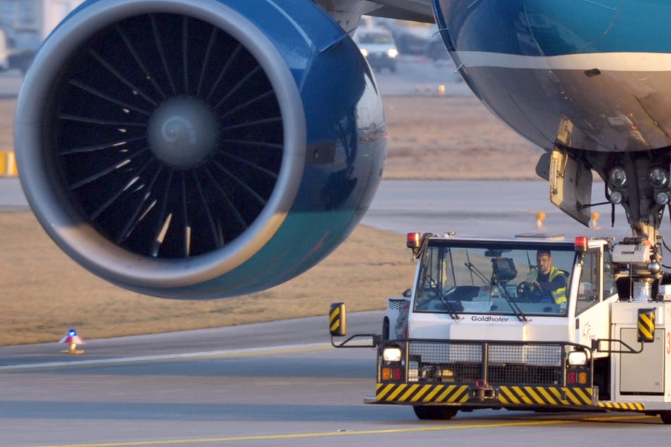 Drama en Malle: un remolcador de aviones aplasta las piernas de un empleado - ¡amputación in situ!