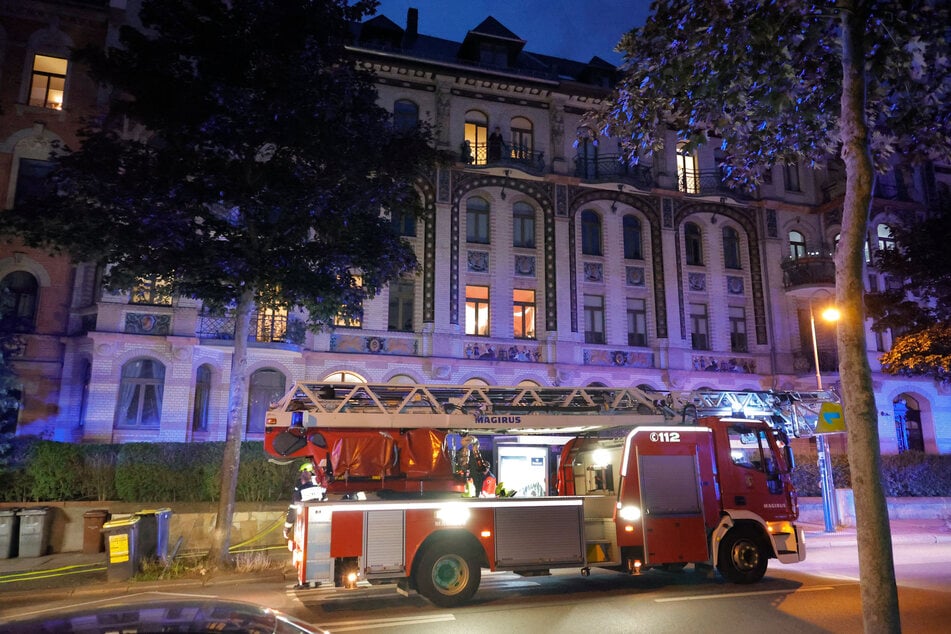 Im denkmalgeschützten "Majolika-Haus" brannte am Montagabend Essen an. Die Chemnitzer Feuerwehr rückte aus.