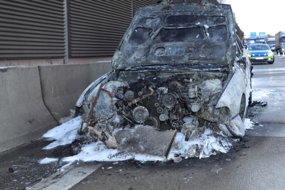 Dresden: BMW fängt auf A4 Feuer und brennt vollkommen aus!