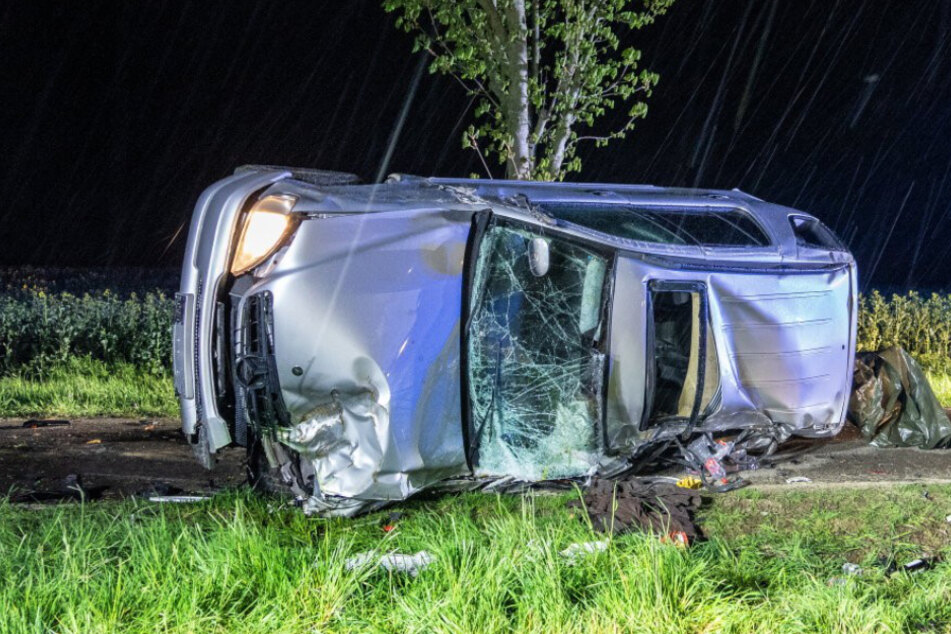 Mercedes kracht gegen Baum und kippt um: Fahrer schwer verletzt