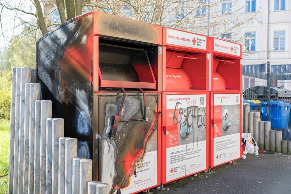 Abgefackelt! Unbekannte setzten am Samstagabend einen Altkleidercontainer in Freiberg in Brand.