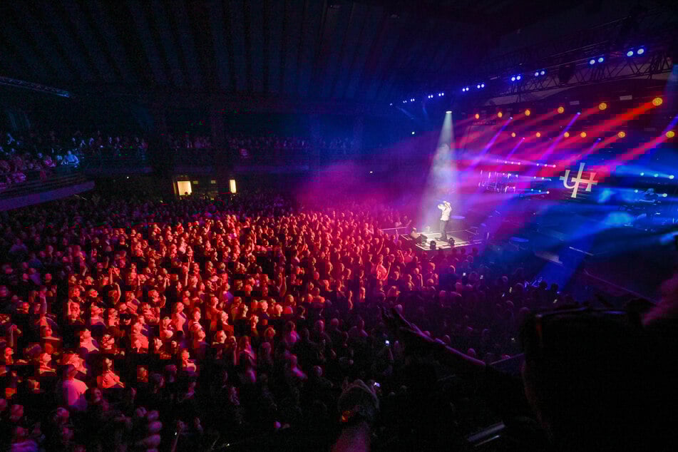Die Show am Freitag war der zweite von insgesamt vier Terminen der Band in wenigen Tagen im Haus Auensee. Den gefährlichen Sturz vom Vortag ließ sich der Unheilig-Frontmann während des Konzerts am Freitag kaum anmerken.