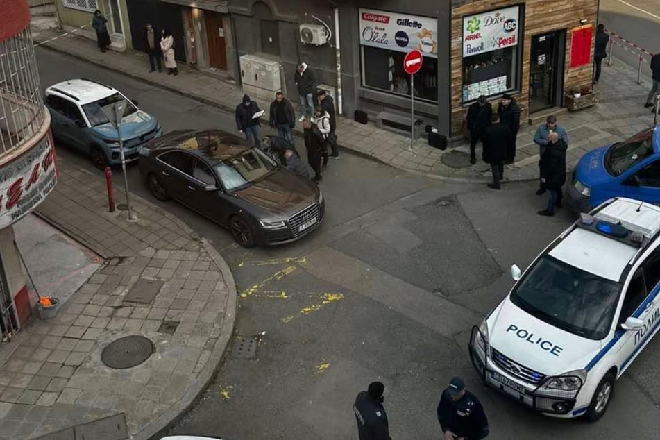 Ermittler sichern Spuren am Tatort.