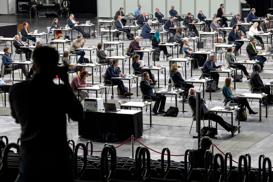 Mitglieder der Bremischen Bürgerschaft sitzen mit Sicherheitsabstand in der Stadthalle. (Archivbild)