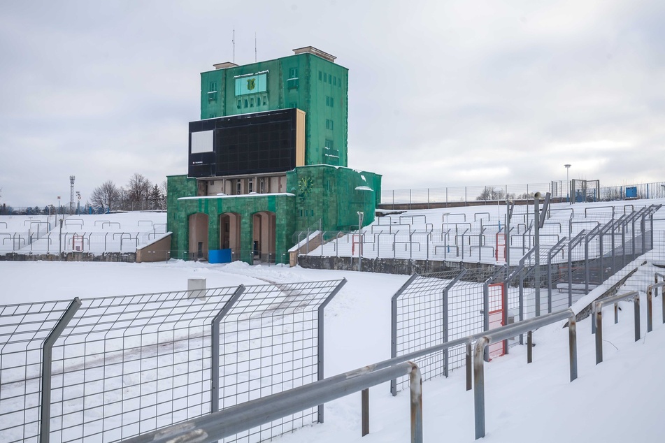 Der historische Turm 2017: Hier war das Gebäude völlig vergammelt - es drohte, einzustürzen.