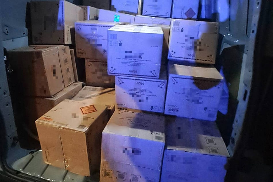 Im Innenraum des Transporters wartete auf die Beamten fette Beute.