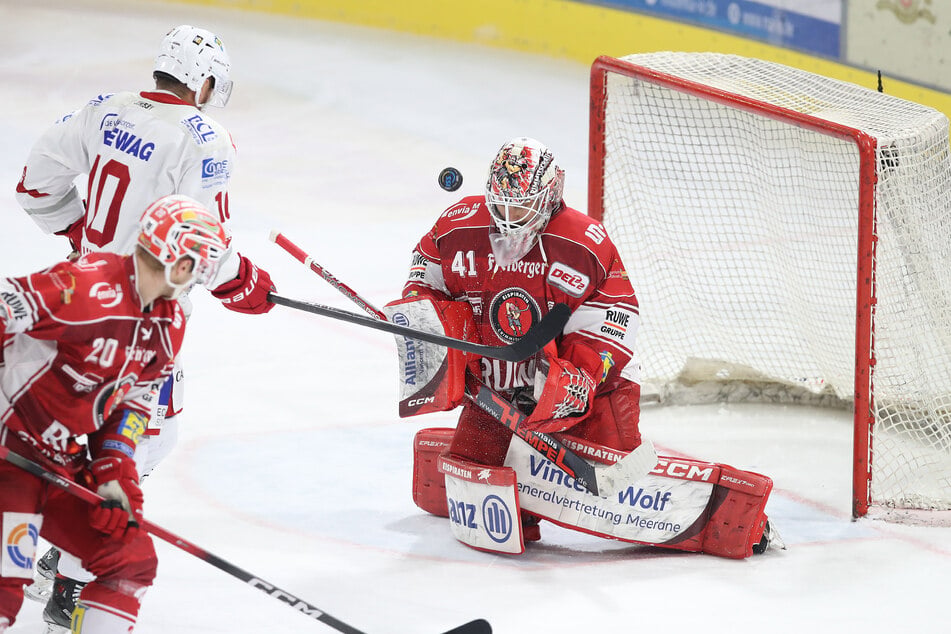 Goalie Kevin Reich (r.) und seine Eispiraten streckten sich am Wochenende mit ihrem kurzen Line-up vergeblich nach Punkten.