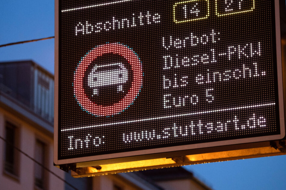 Stuttgart: Eine Anzeige weist auf ein Fahrverbot für Euro 5-Dieselautos auf Abschnitten der B14 und B27 hin. 