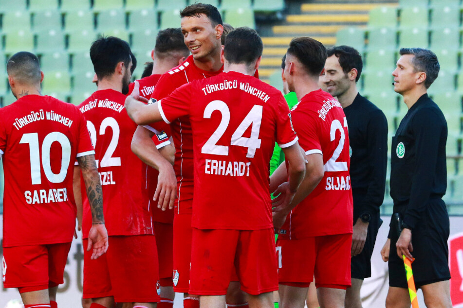 Petar Sliskovic (4.v.l.) war gegen den MSV Duisburg mit einem Doppelpack Türkgücüs Mann des Spiels.