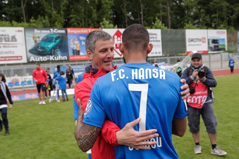 Pokalspezialist Jens Härtel (55, l.). Als Spieler und Trainer gewann er in fünf verschiedenen Bundesländern - auch mit Hansa Rostock (hier mit Ex-Veilchen Cebio Soukou, 32).