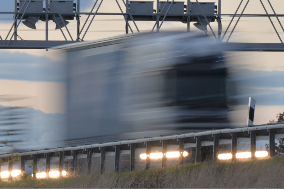 Lkw-Fahrer stirbt, während er 300 Meter eine Leitplanke entlang schrammt