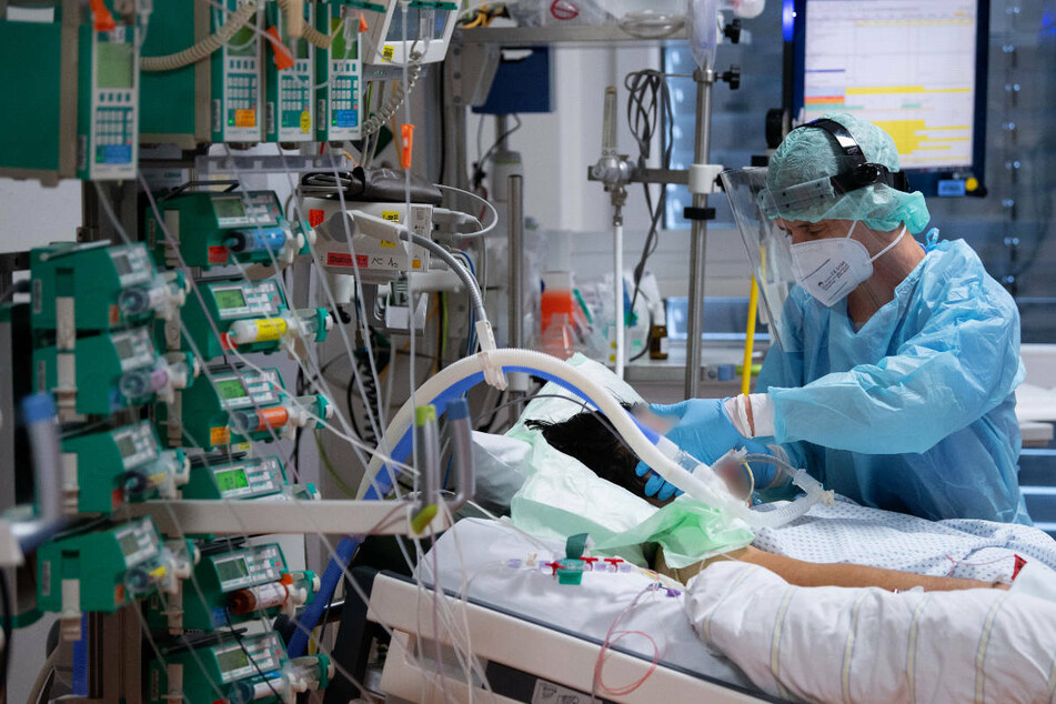 Ein Intensivpfleger kümmert sich auf der Intensivstation der Uniklinik Gießen um einen jungen, intubierten Corona-Patienten.