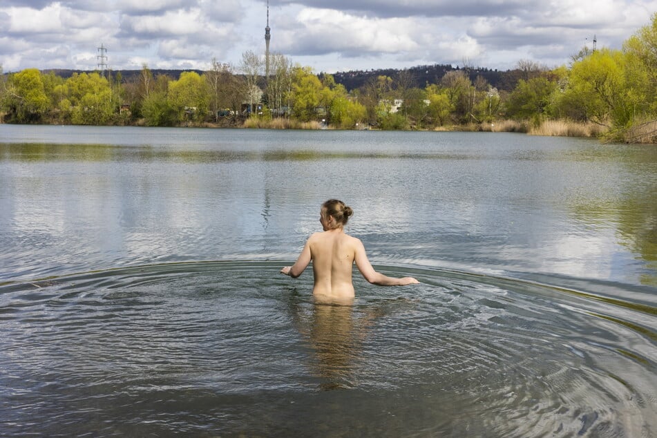 Anna (42) nutzte schon Freitag früh die Ruhe für ein Bad im Leubener Baggersee.
