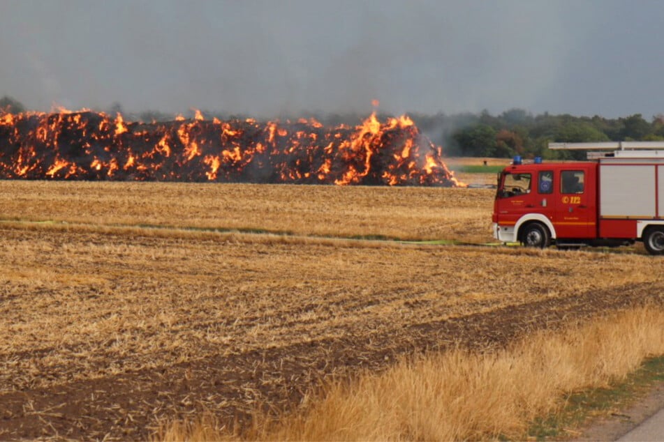 Feuerwehr machtlos gegen Flammen: 800 Heuballen brennen im Rhein-Neckar-Kreis