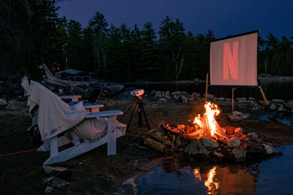 Mit einem guten Heimkino-Beamer sind gemütliche Netflix-Abende mit Kino-Atmosphäre auch draußen möglich.
