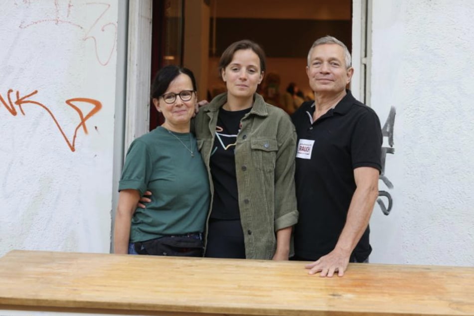 Freuten sich über die enorme Hilfsbereitschaft: Antje (56, l.), Tochter Maxi (29) und Dietmar Rauch (67).