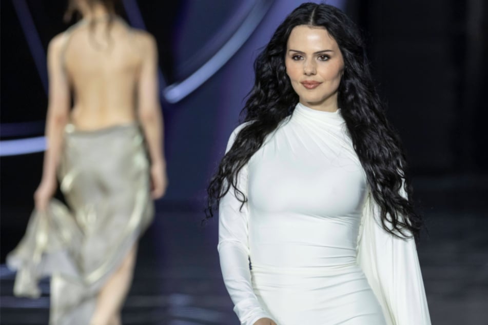 Zwischen absoluten Weltstars: Ruby O. Fee feiert Laufsteg-Debüt