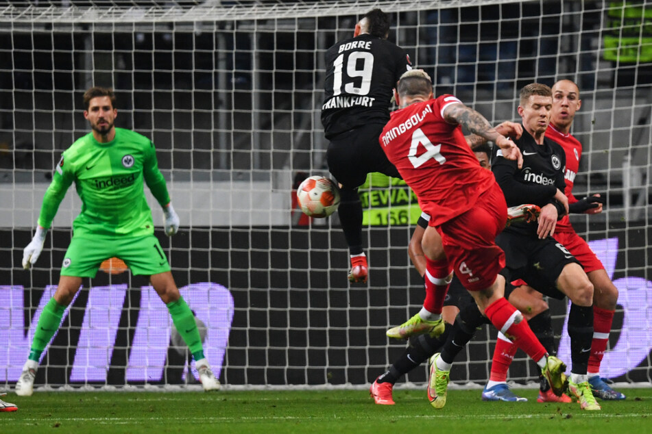 Der frühere belgische Nationalspieler Radja Nainggolan (M.) glich mit seiner doppelt abgefälschten Volleyrakete zum 1:1 für Antwerpen aus.